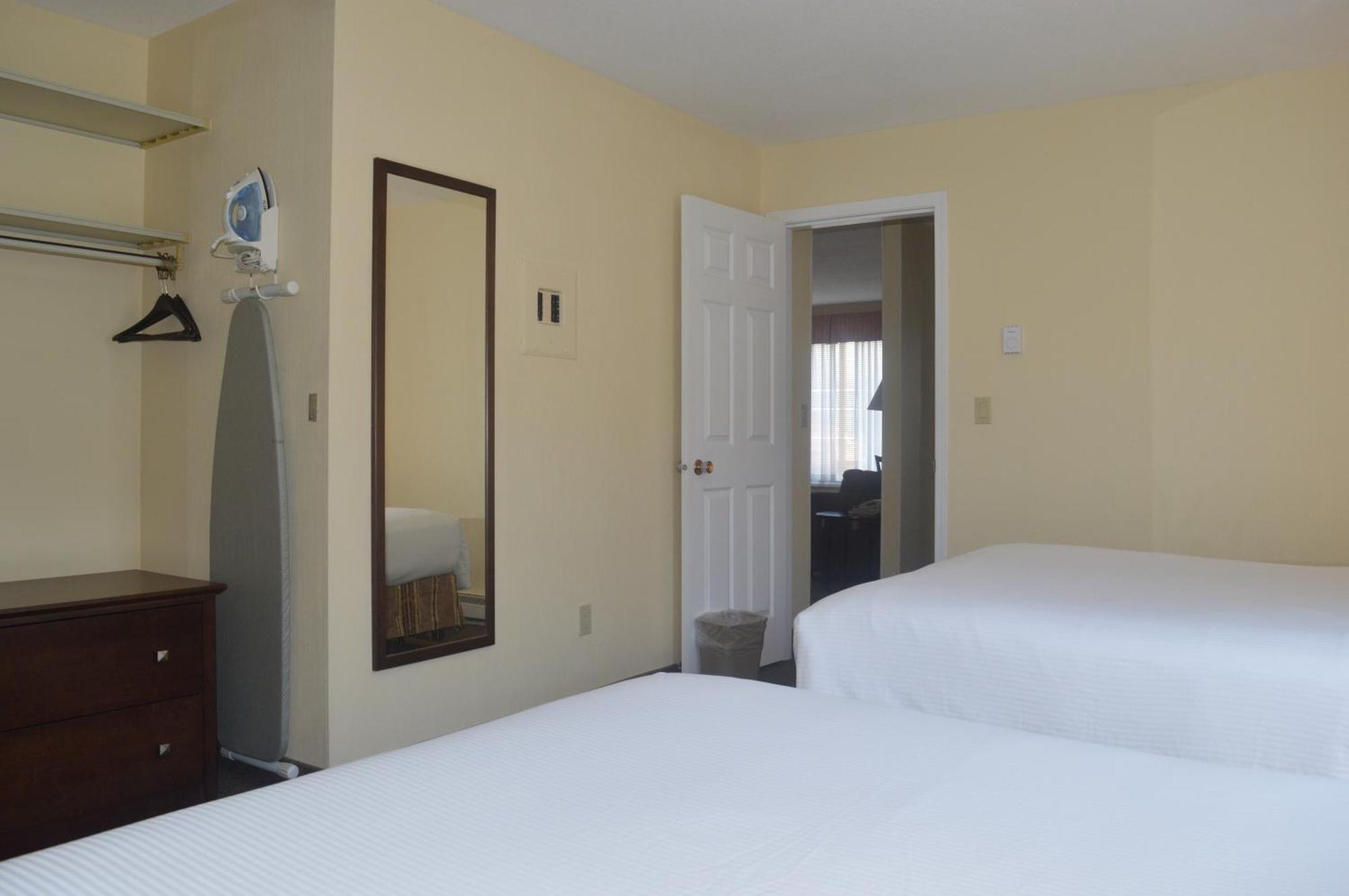 Siesta Suites เคโลว์นา ภายนอก รูปภาพ