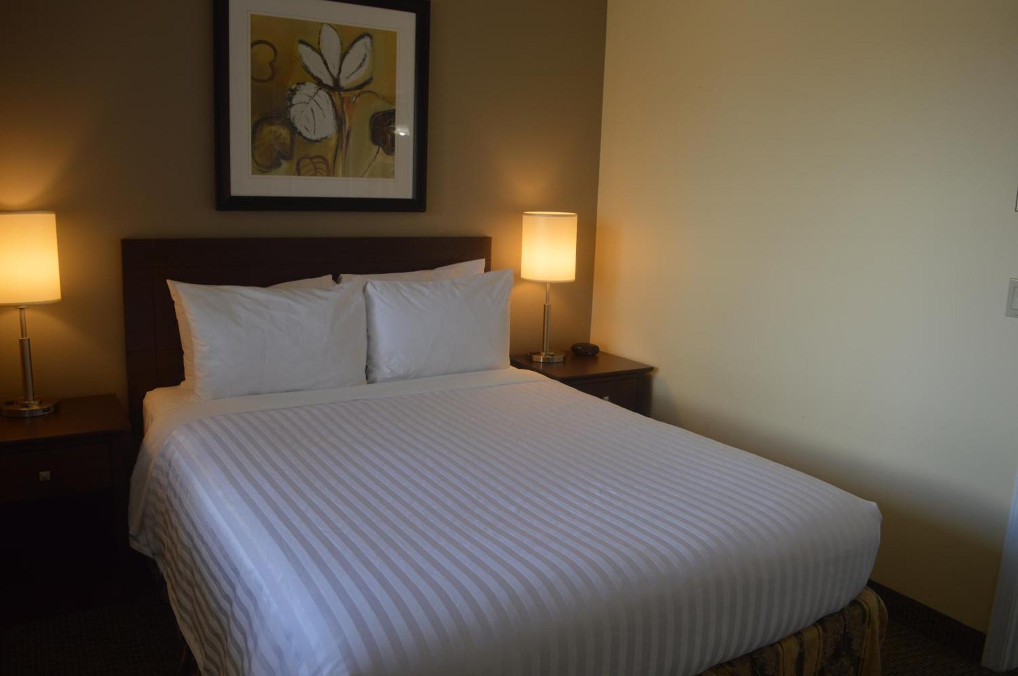 Siesta Suites เคโลว์นา ภายนอก รูปภาพ